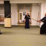 Dopo il riscaldamento si posizionano uno di fronte all�altro impugnando un bokken, spada giapponese di legno utilizzata dai principianti